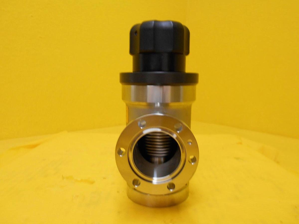 Used VAT 28332-GE01-0002 Manual Right Angle Vacuum Valve UHV Used Working