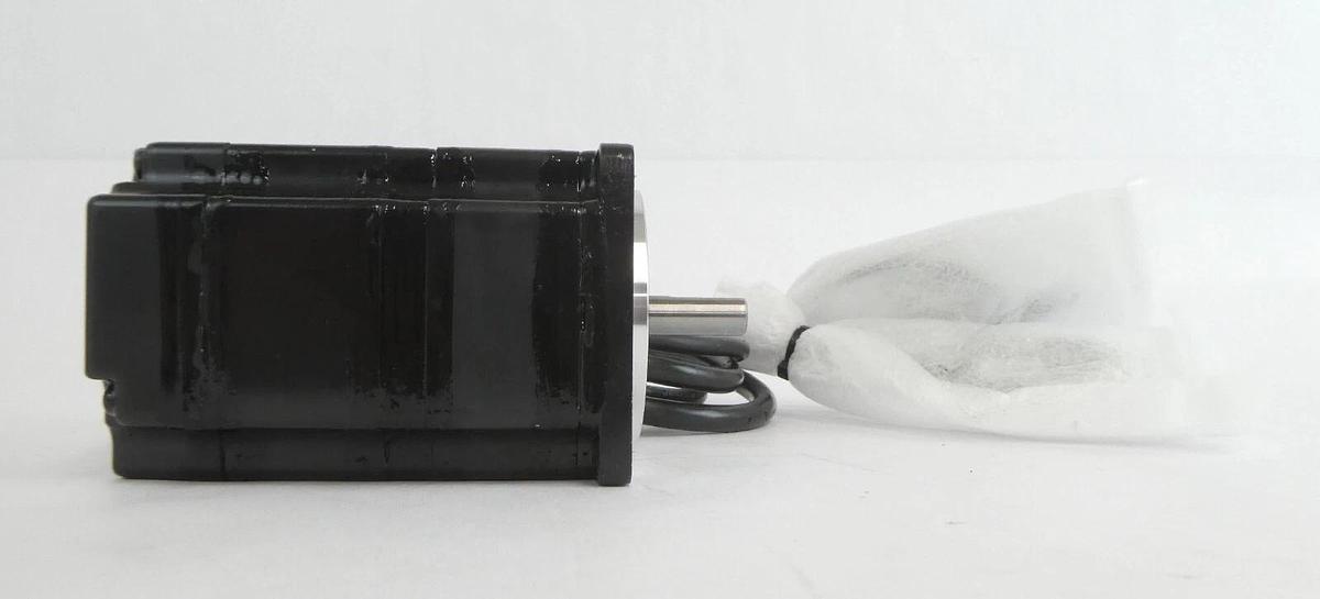 Yaskawa America SGMPH-01AAE-YA11 AC Servo Motor Assembly New Surplus