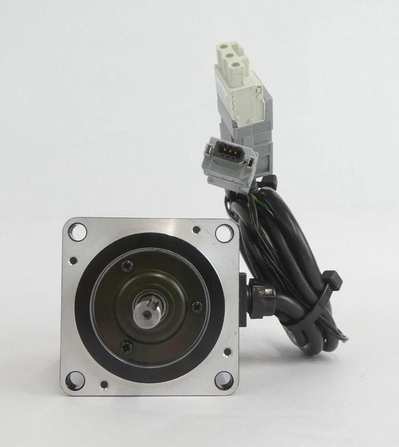 Used Yaskawa America SGMPH-01AAE-YA12 AC Servo Motor Assembly Working
