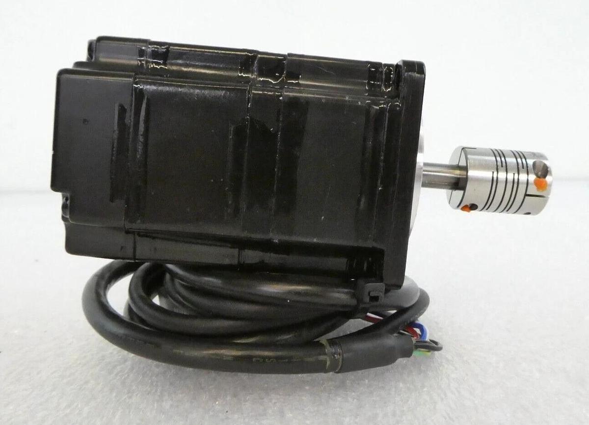 Used Yaskawa Electric SGMPH-01AAE-YA25 AC Servo Motor SIGMA-2 Lot of 2 Working