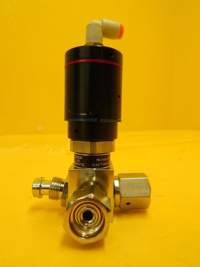 Used Qualiflow 2x10-9atm.cm3/Sec 4-Way Pneumatic Valve Used Working