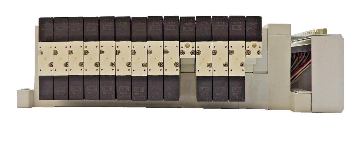 Used SMC VV5Q11-ULB990135 15-Port Pneumatic Valve Manifold AMAT 4060-01172 Working