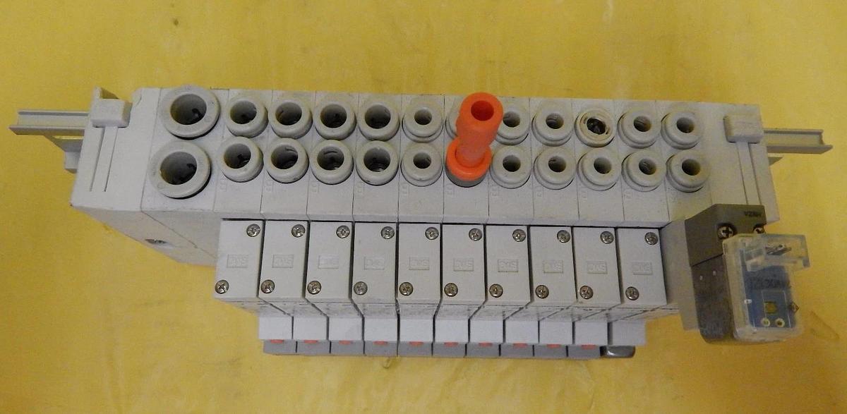 Used SMC 11-Port Pneumatic Manifold SY3140-5LZ Used Working