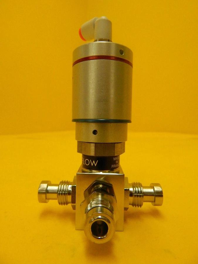 Used Qualiflow F HF Series 4-Way Pneumatic Valve 2x10-9atm.cm3/Sec Used Working