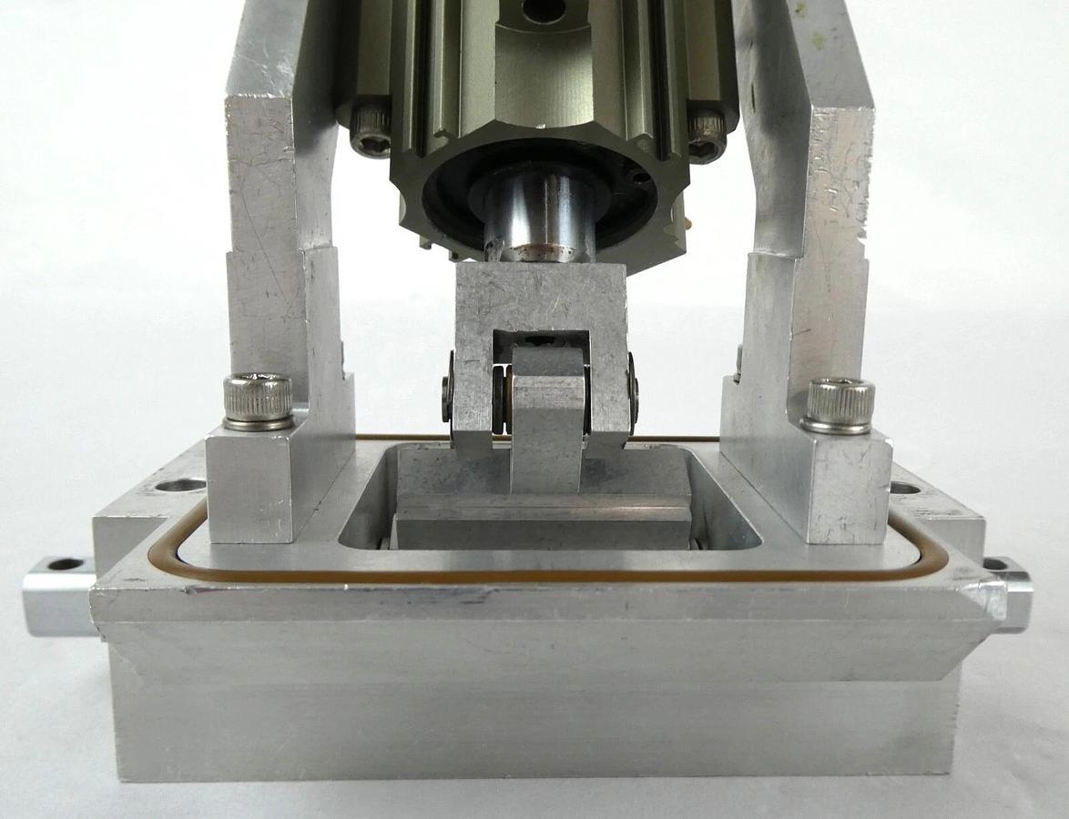 Used AMAT Applied Materials 0010-70029 CVD Chamber Slit Valve P5000 Dented Working