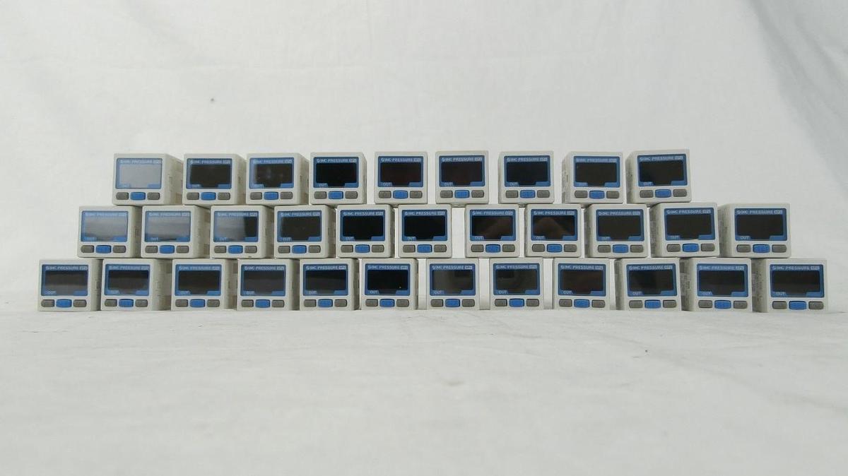 Used SMC ZSE30-01-25-M kPa Pressure Switch Reseller Lot of 32 Working Surplus