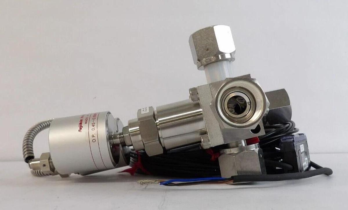 Used Fujikin 316L-P Diaphragm Valve Assembly Type N.C. LAM Lot of 2 New Spare