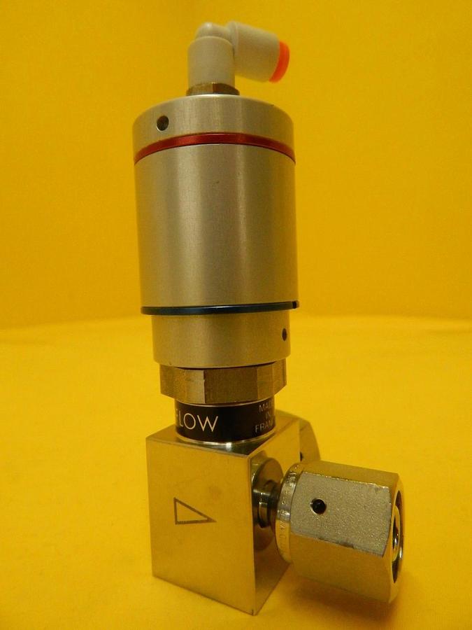 Used Qualiflow F HF Series 2-Way Pneumatic Angle Valve 2x10-9atm.cm3/Sec Used Working