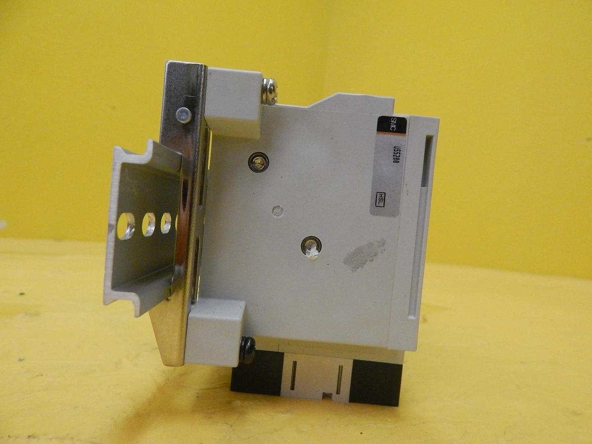 Used SMC US5200 13-Port Pneumatic Manifold ARM2000 ISE40-01-22 Used Working