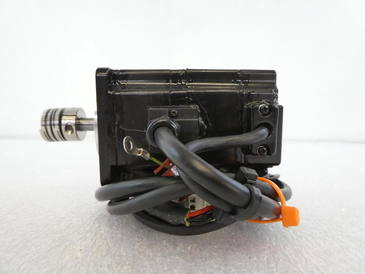 Used Yaskawa Electric SGMPH-01AAE-YA11 AC Servo Motor Reseller Lot of 2 Working