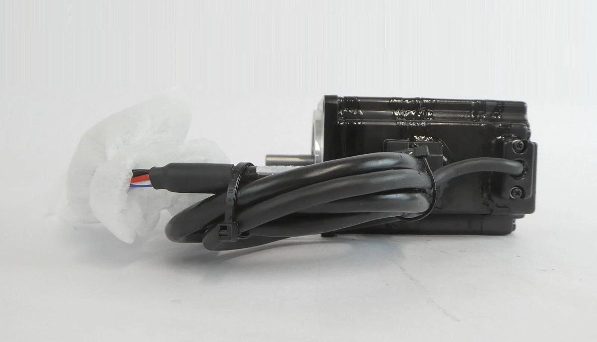 Yaskawa America SGMPH-01AAE-YA11 AC Servo Motor Assembly New Surplus