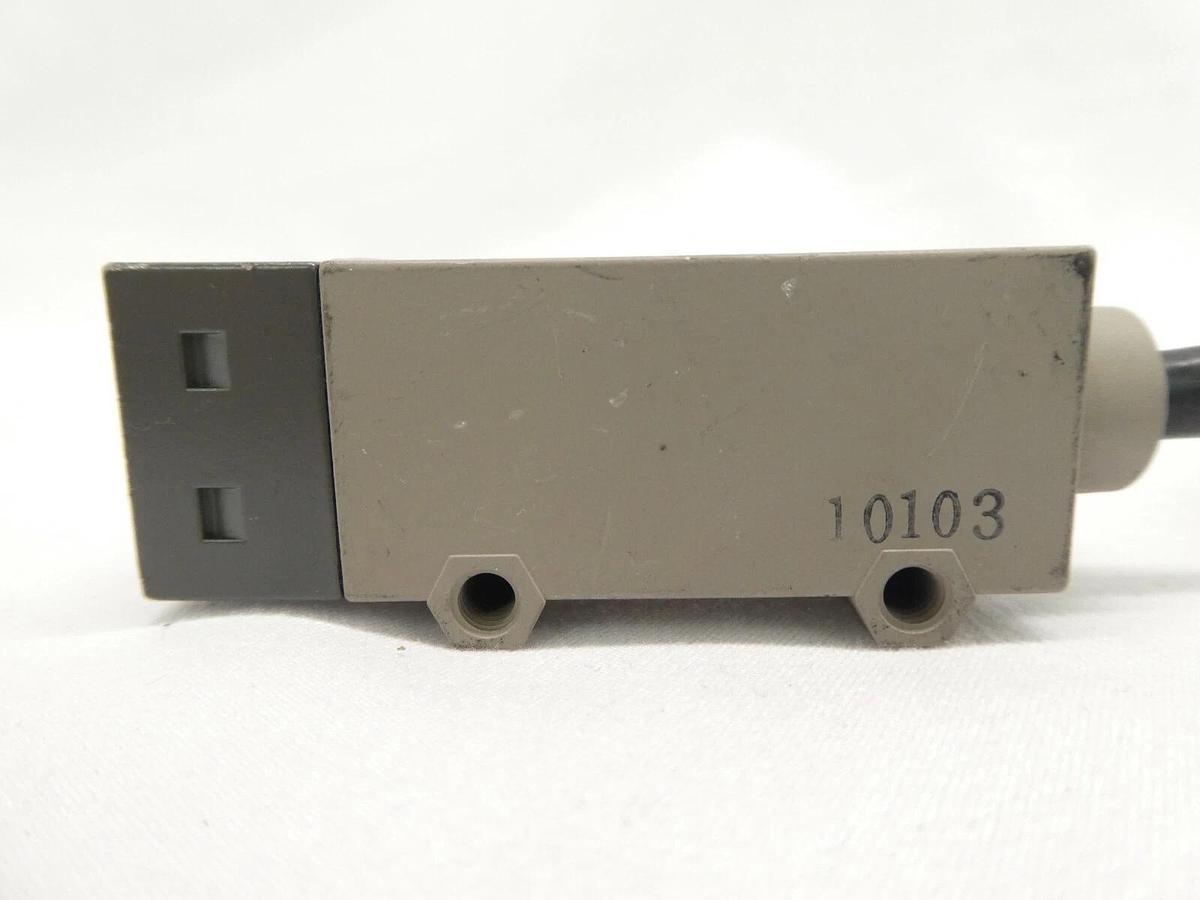 Used Omron E3L Photoelectric Switch E3L-2LRC4 E3L-2DC4 Lot of 16 Working Surplus