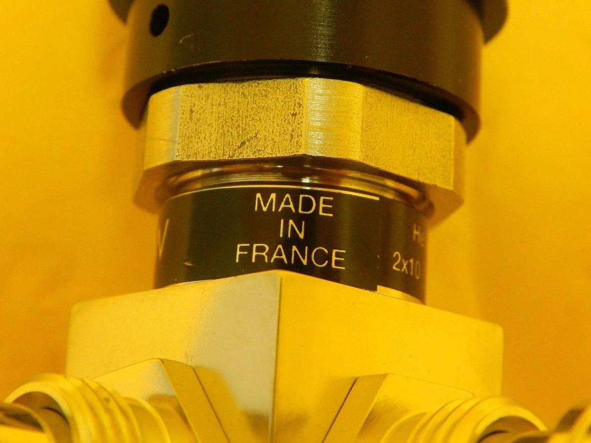Used Qualiflow 2x10-9atm.cm3/Sec 4-Way Pneumatic Valve Male Used Working