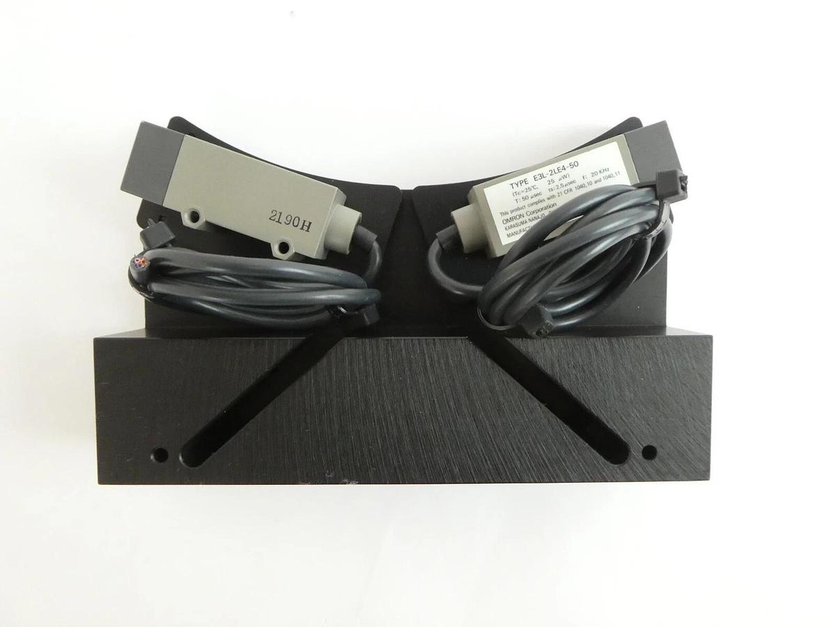 Used Omron E3L-2LE4-50 E3L-2DE4-50 Photoelectric Switch Laser Emitter Working