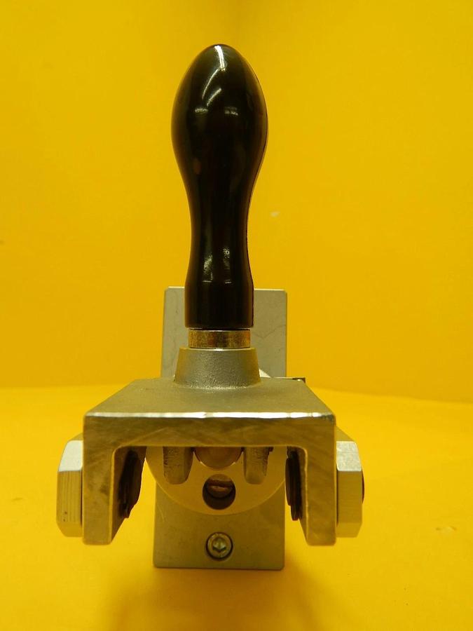Used VAT F12-60233 Manually Operated Vacuum Gate Valve Used Working