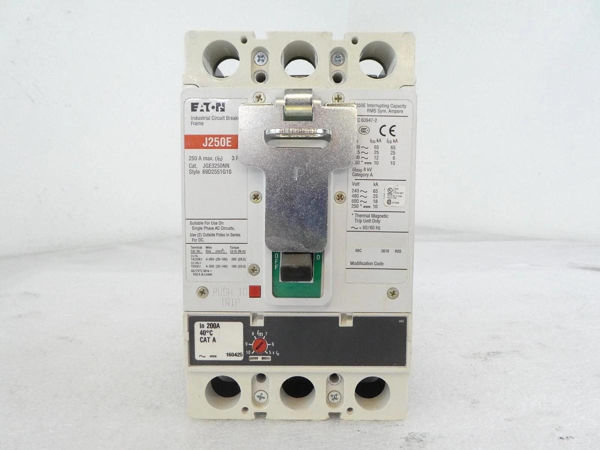Used Eaton JGE3250NN Industrial Circuit Breaker J250E 69D2551G10 Lot of 2 Working