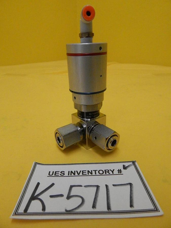 Used Qualiflow F HF Series 2-Way Pneumatic Angle Valve 2x10-9atm.cm3/Sec Used Working