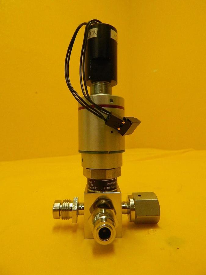 Used Qualiflow F HF Series 4-Way Pneumatic Valve 2x10-9atm.cm3/S?ec Lot of 3 Used