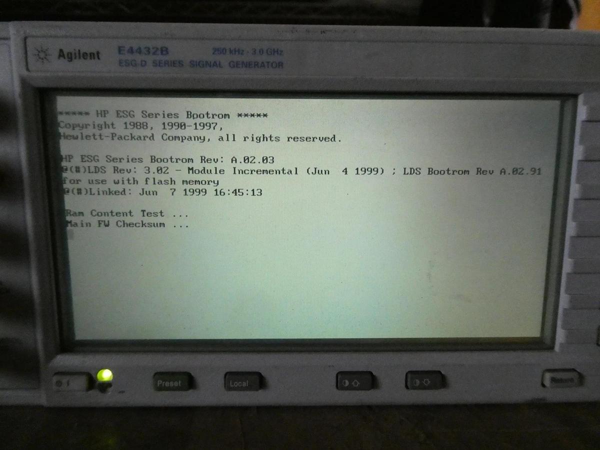 Used Agilent Technologies E4432B ESG-D Series Signal Generator ESG-D3000B Untested