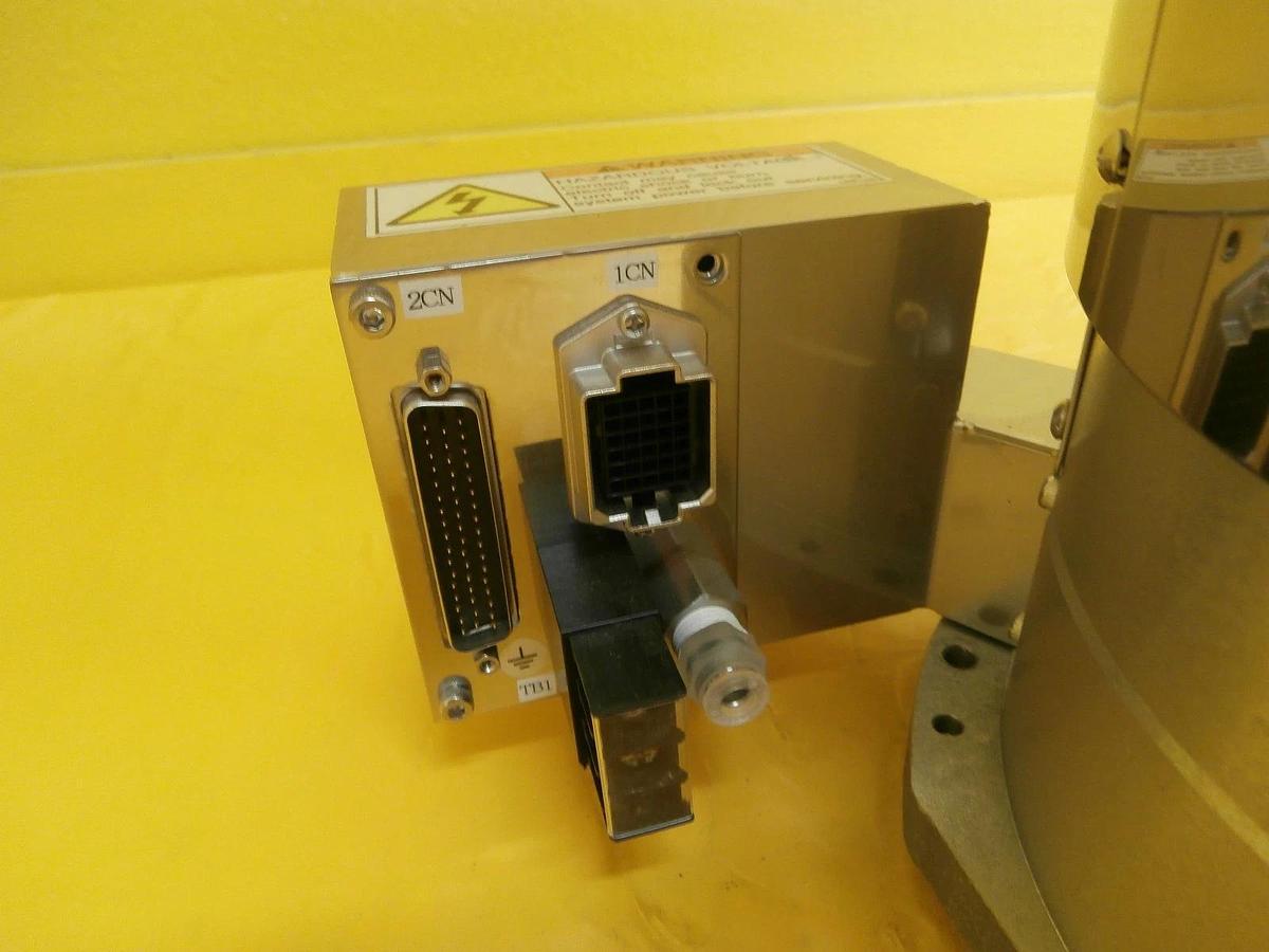 Used Yaskawa XU-RC350D-C51 Dual Arm Wafer Handling Robot with End Effectors Working