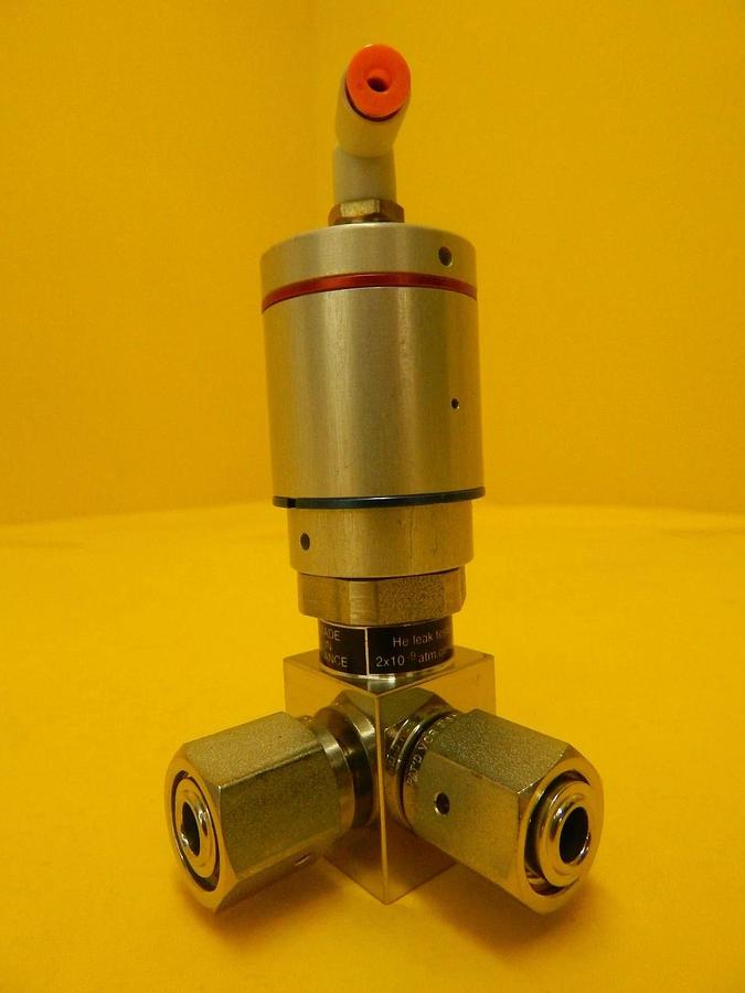 Used Qualiflow F HF Series 2-Way Pneumatic Angle Valve 2x10-9atm.cm3/Sec Used Working
