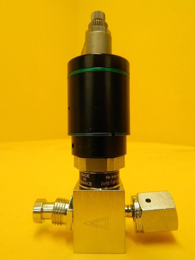 Used Qualiflow 2x10-9atm.cm3/Sec 2-Way Pneumatic Valve Reseller Used Working