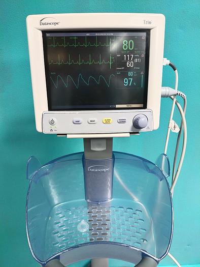 Gebraucht Datascope Trio Patientenmonitor auf Trolley mit Zubehör