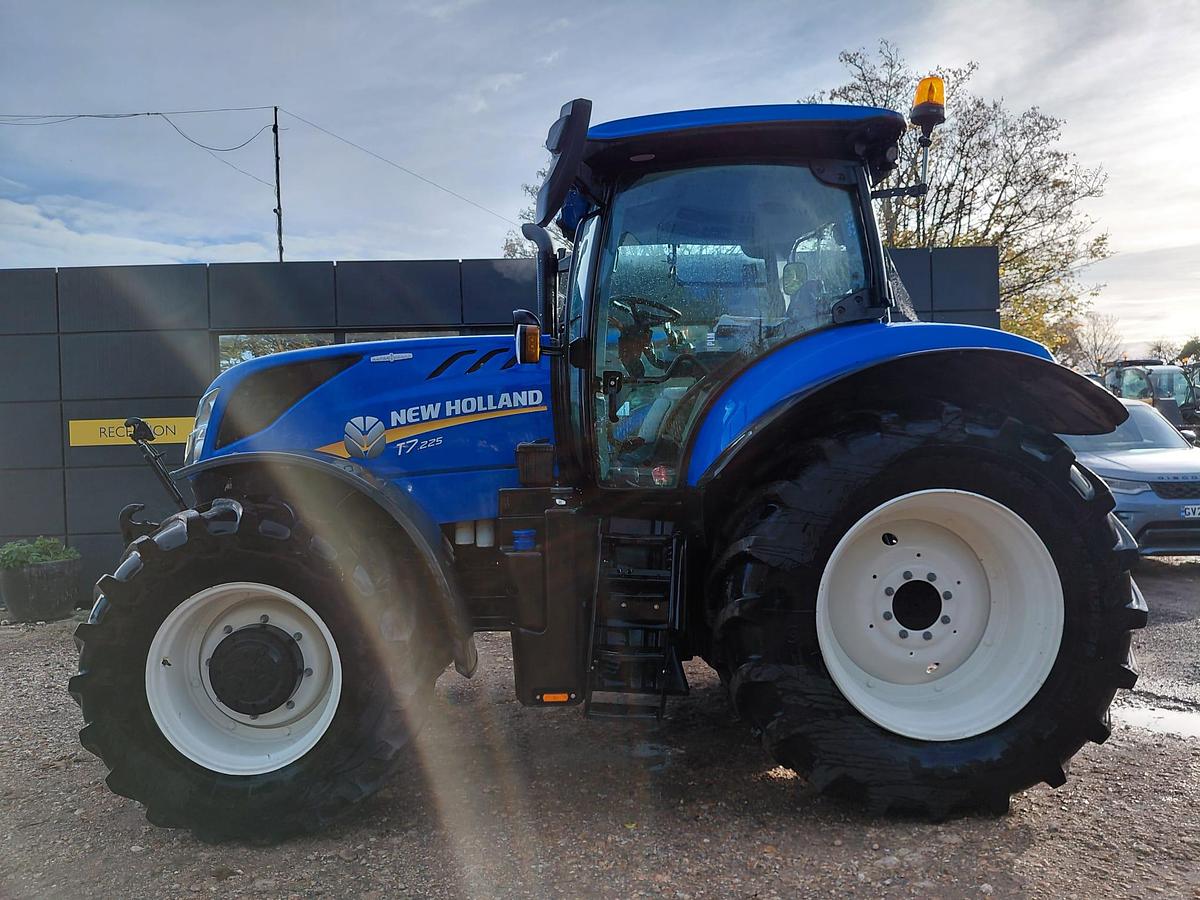 Used 2024 NEW HOLLAND T7.225 AUTO COMMAND