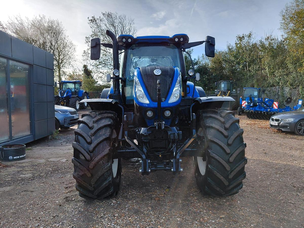 Used 2024 NEW HOLLAND T7.225 AUTO COMMAND