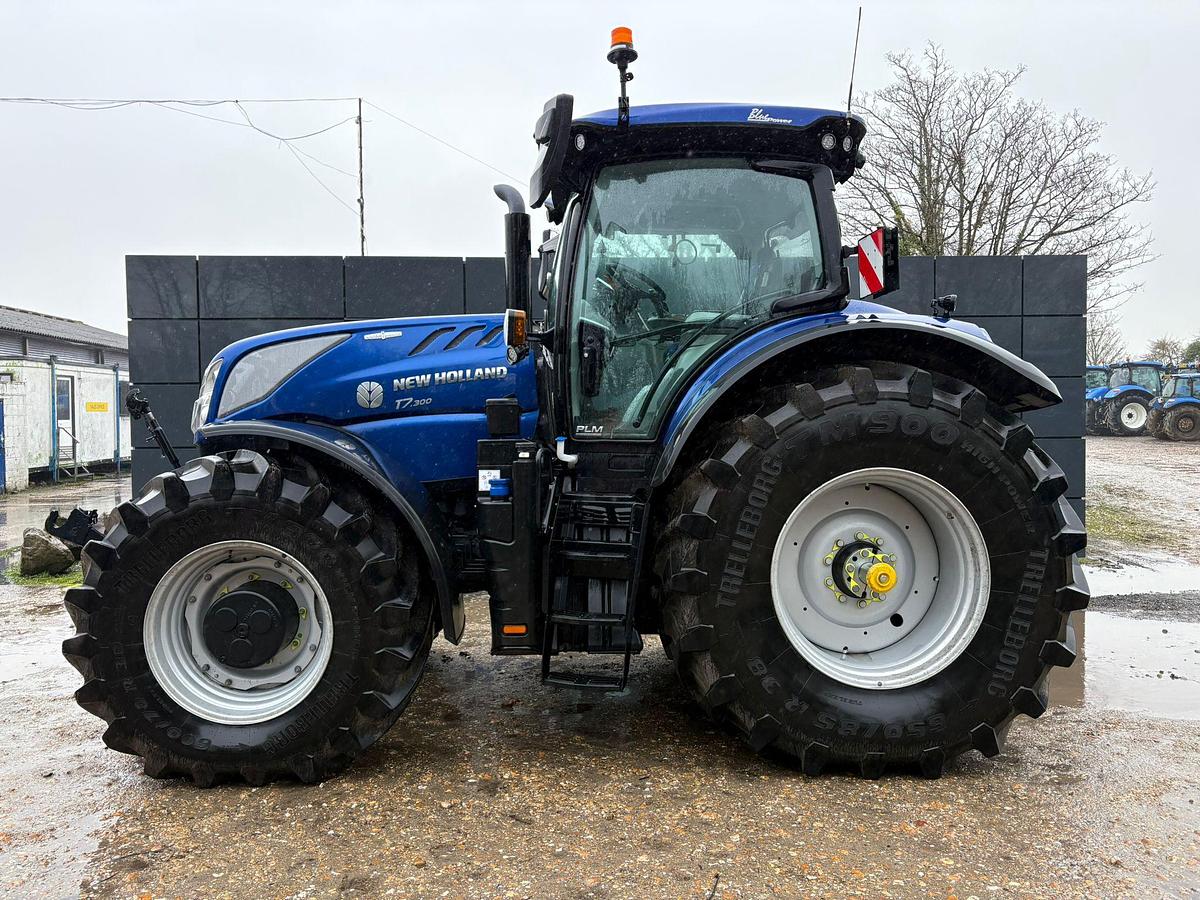 Used 2025 NEW HOLLAND T7.300 PLMI AUTO COMMAND