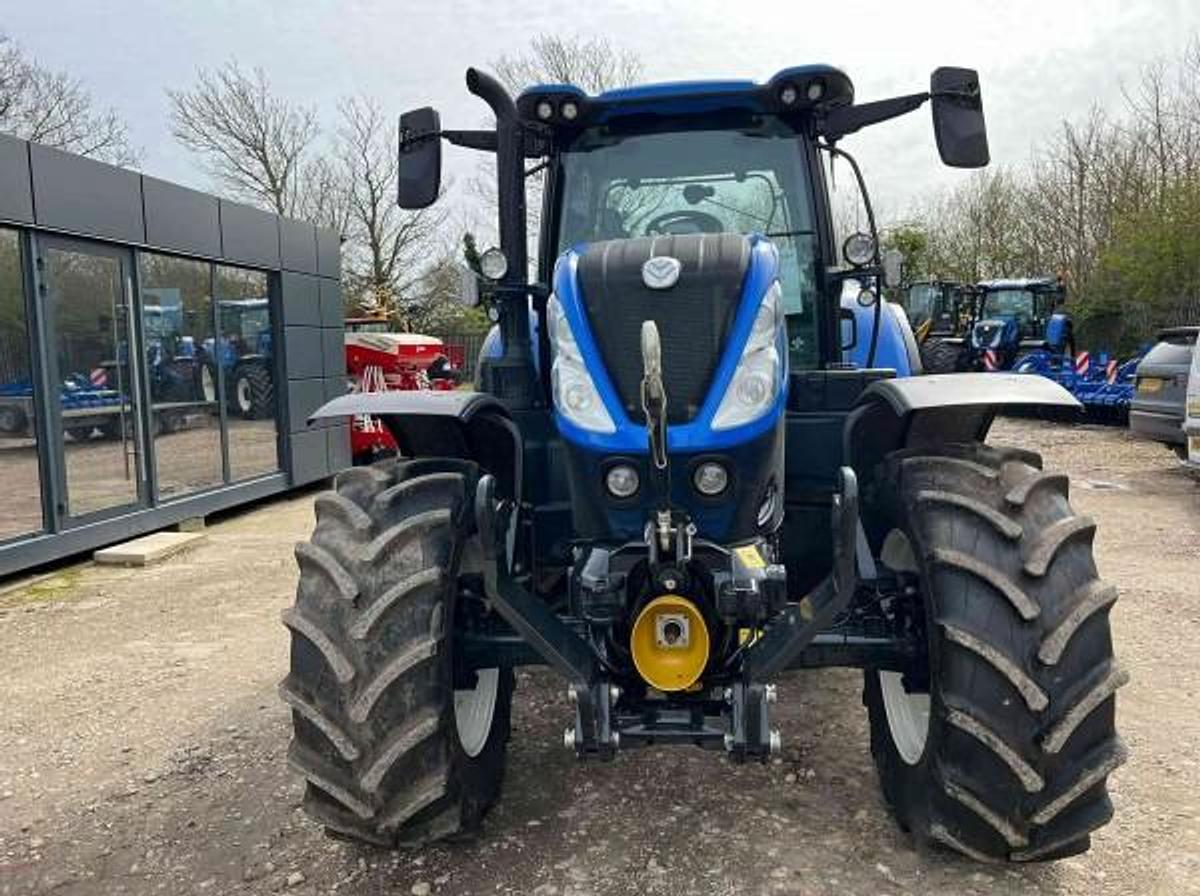 Used NEW HOLLAND T7.225
