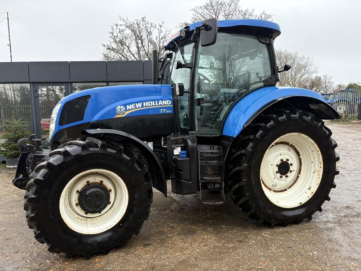 Used 2014 NEW HOLLAND T7.210
