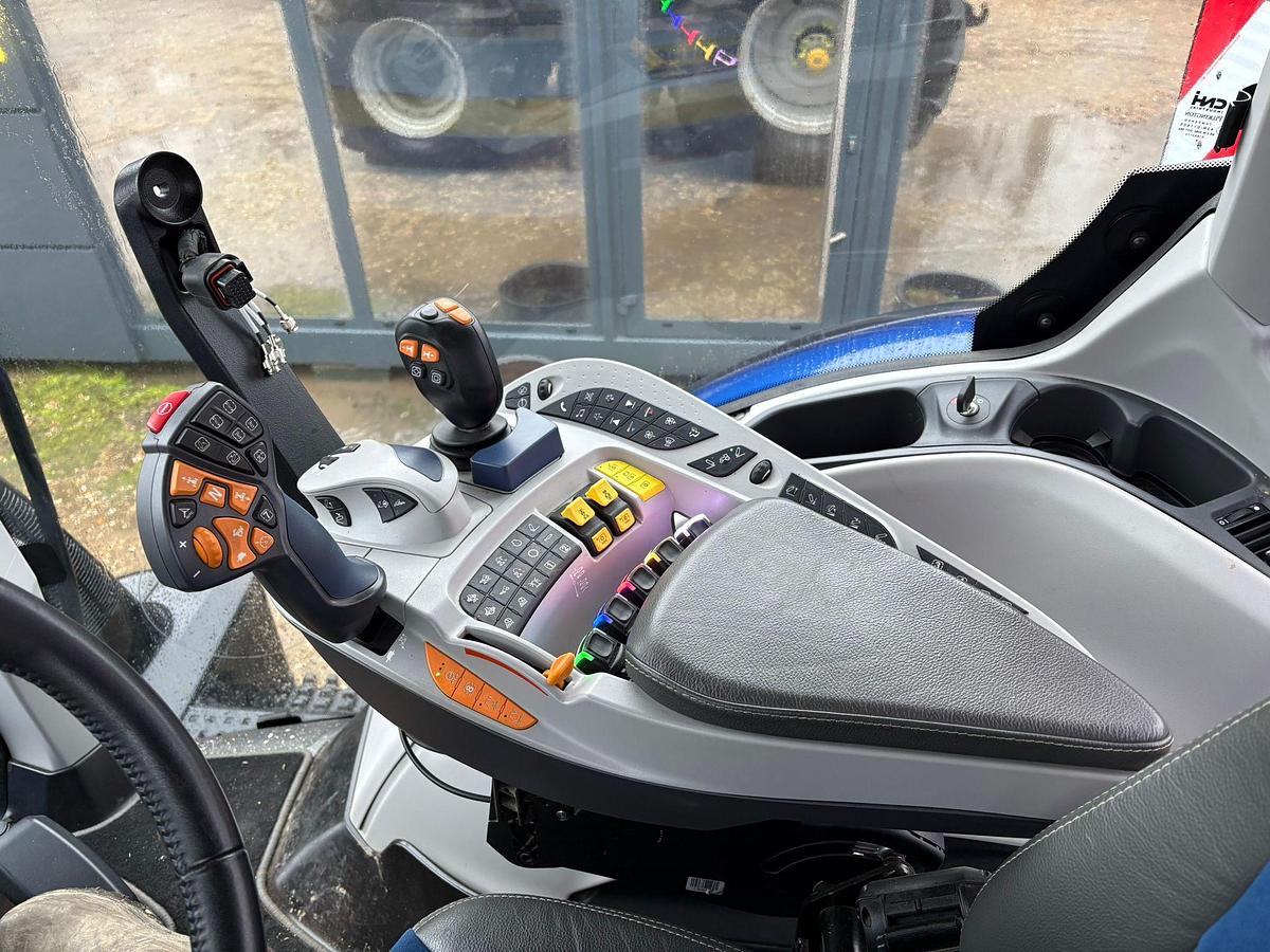 Used 2025 NEW HOLLAND T7.300 PLMI AUTO COMMAND