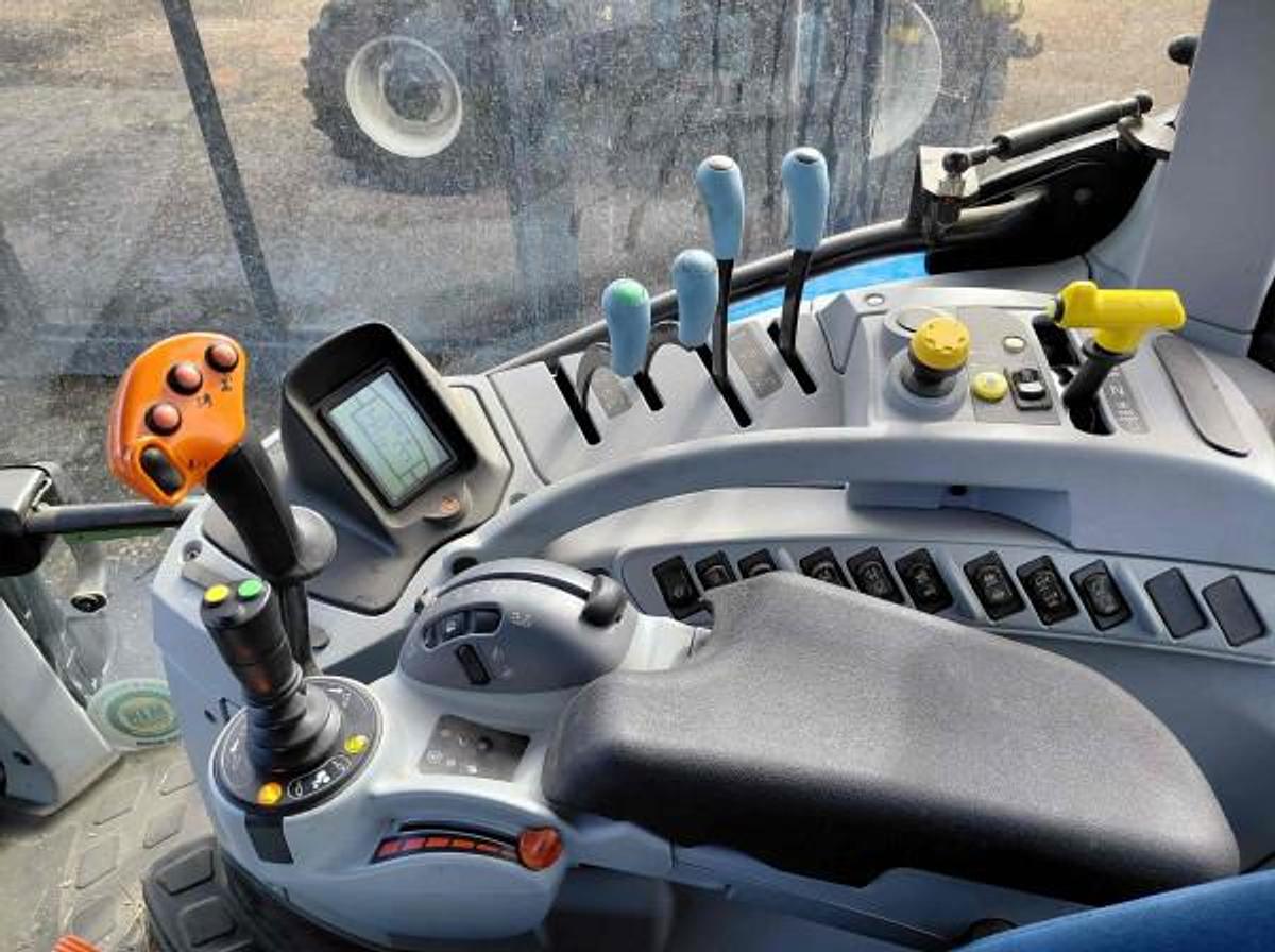 Used NEW HOLLAND T7.210