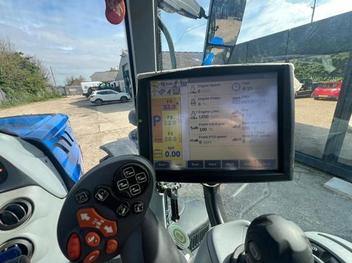 Used NEW HOLLAND T7.225