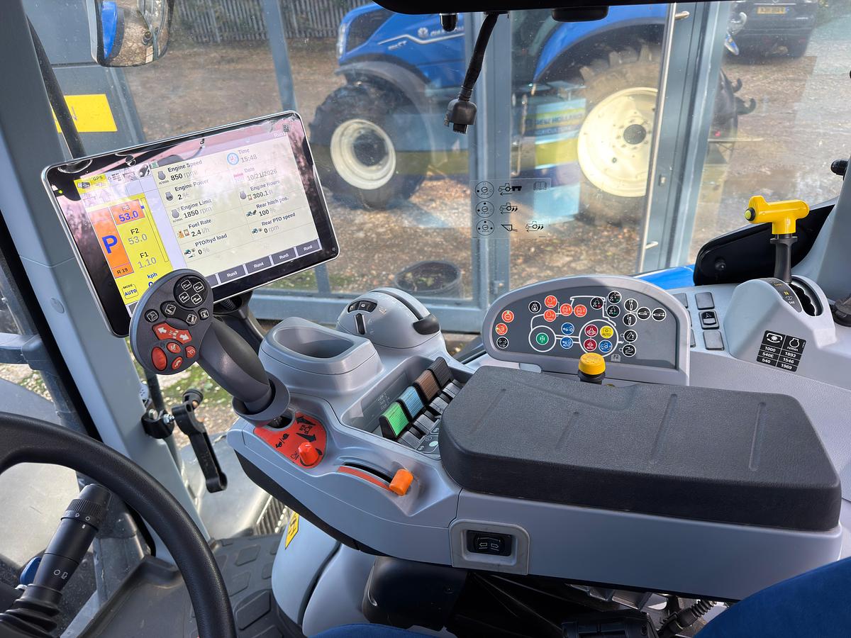 Used 2025 NEW HOLLAND T7.225