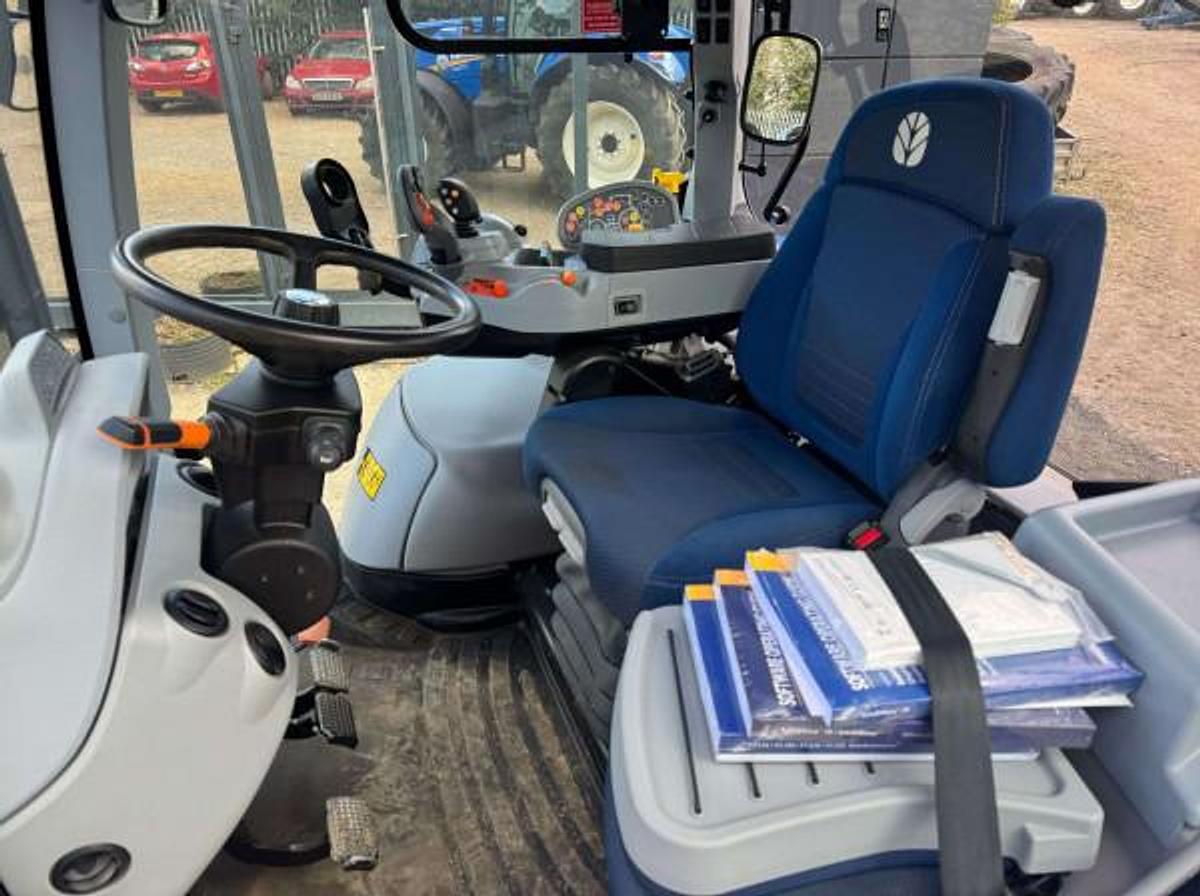 Used NEW HOLLAND T7.225