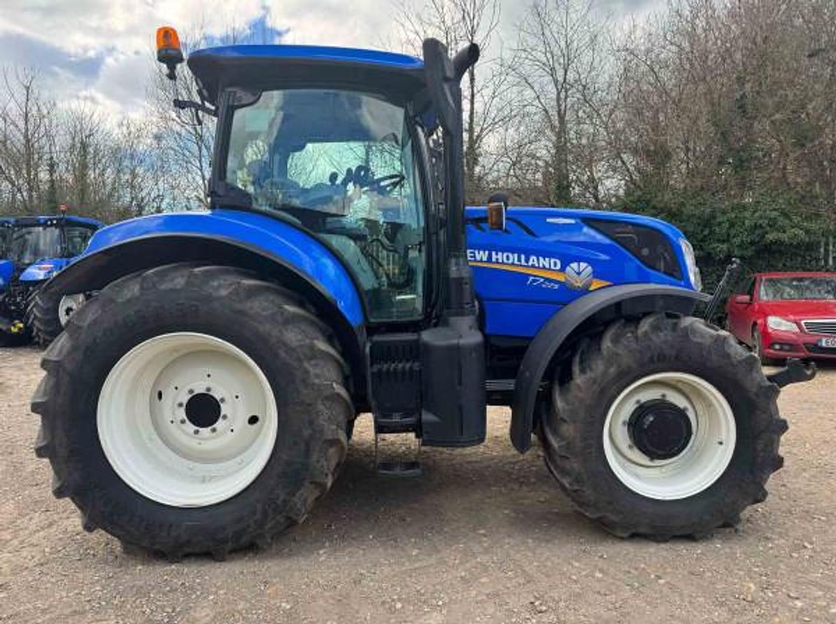 Used NEW HOLLAND T7.225
