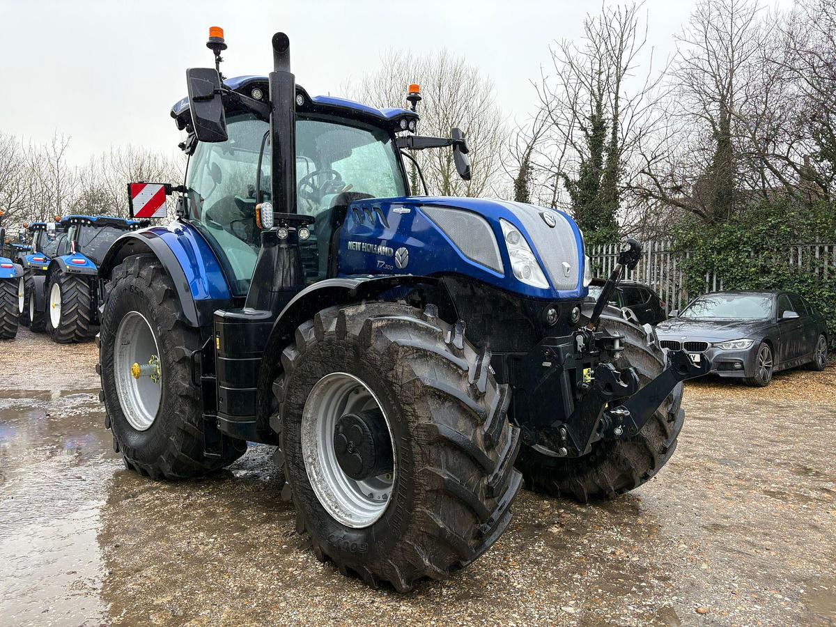 Used 2025 NEW HOLLAND T7.300 PLMI AUTO COMMAND