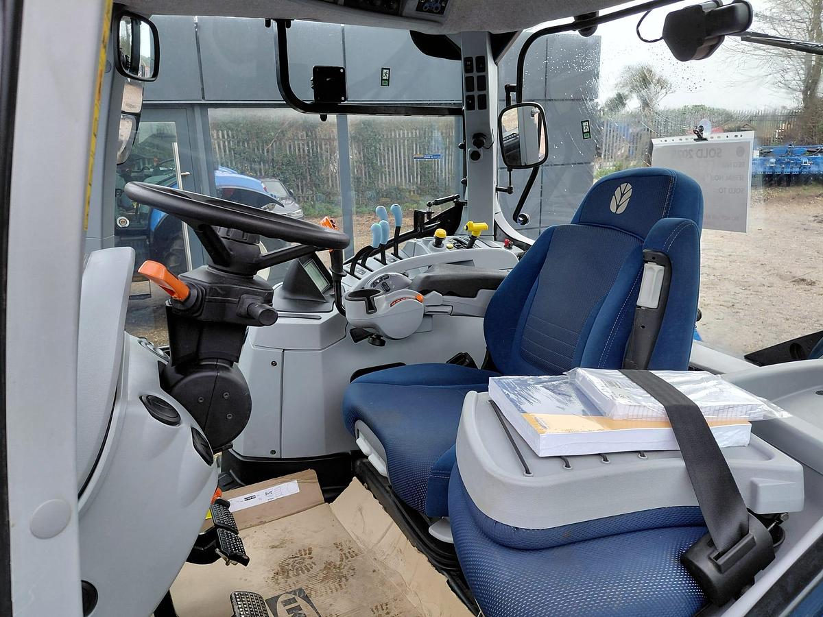 Used 2025 NEW HOLLAND T7.210