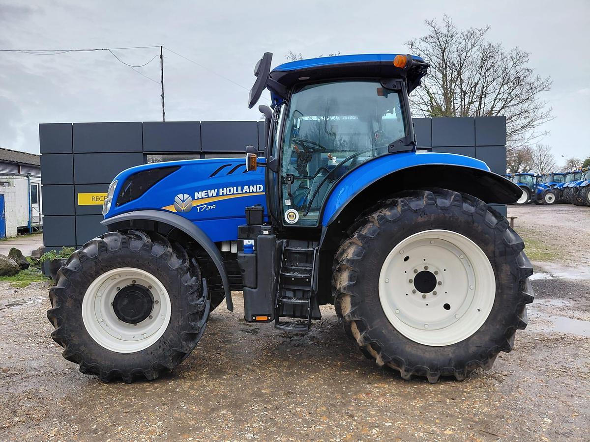 Used 2025 NEW HOLLAND T7.210
