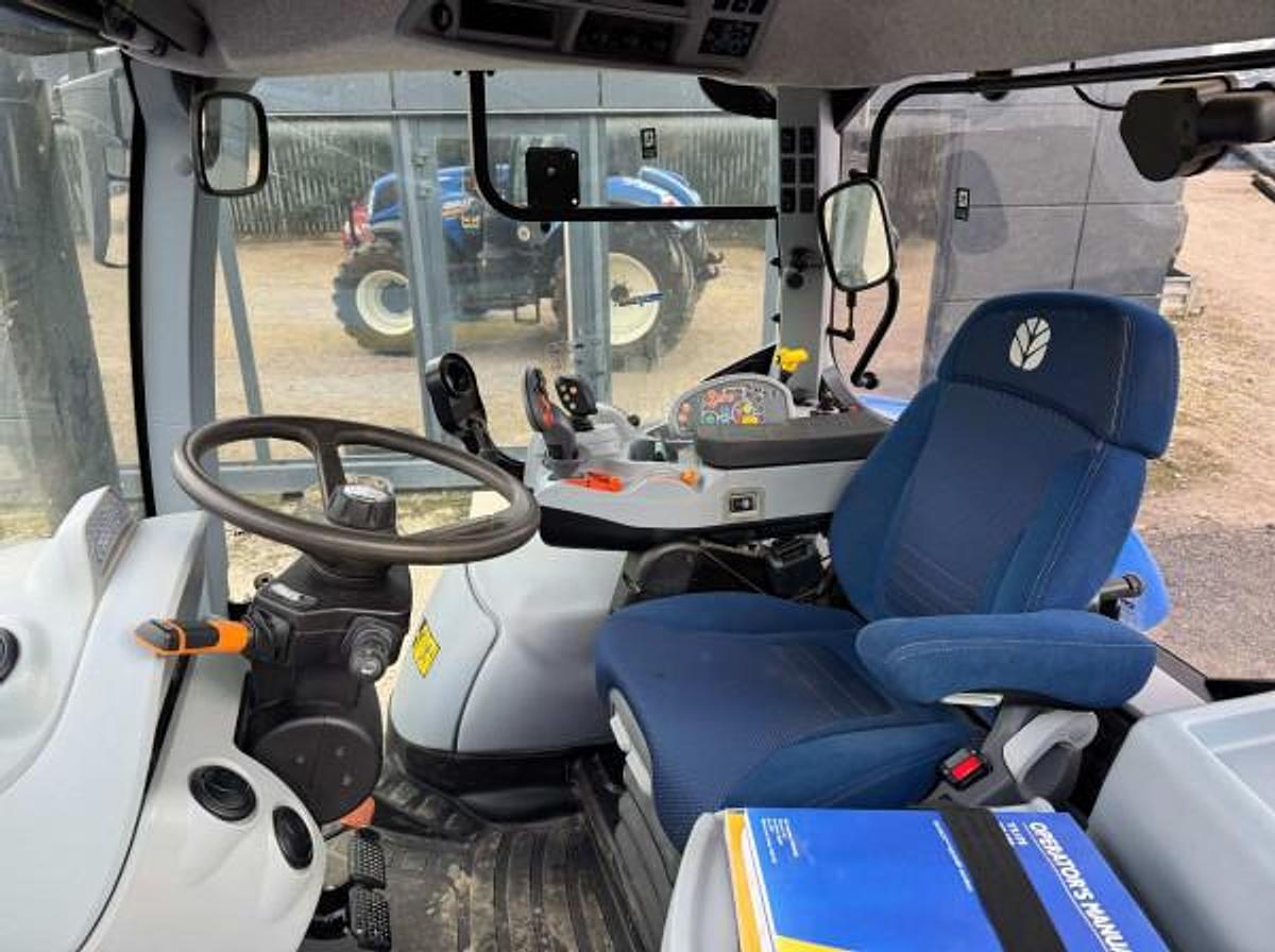 Used NEW HOLLAND T7.225