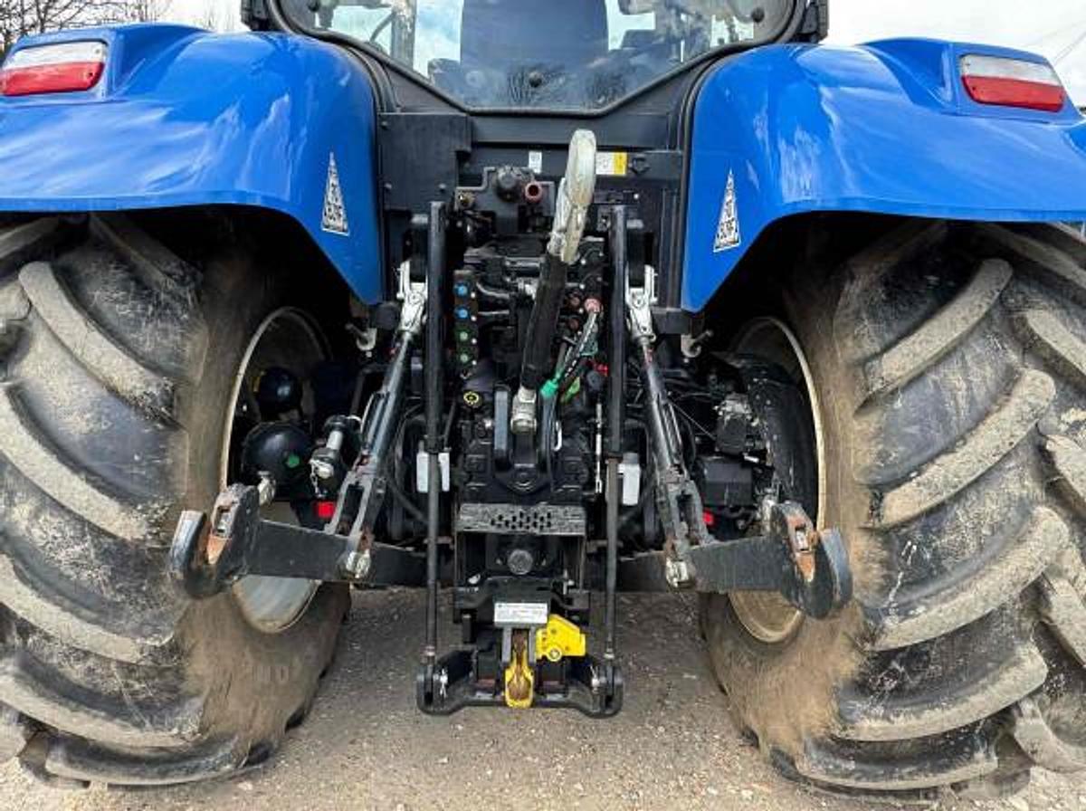 Used NEW HOLLAND T7.225