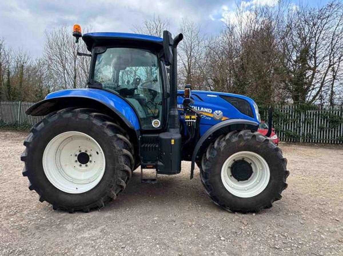 Used NEW HOLLAND T7.225