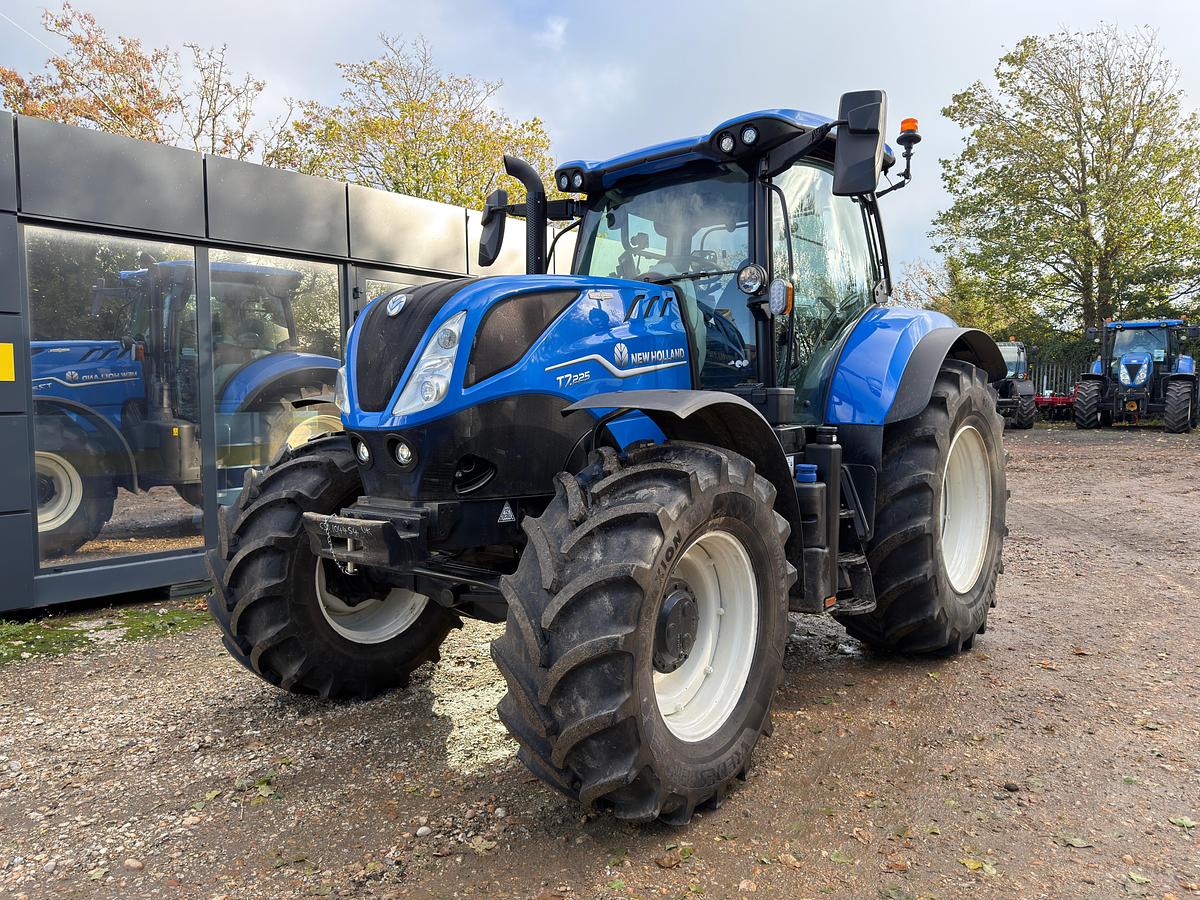 Used 2025 NEW HOLLAND T7.225