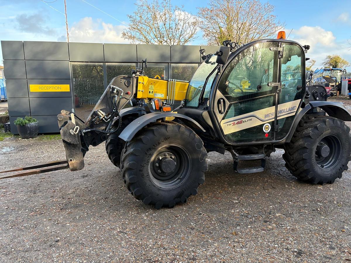 Used 2024 NEW HOLLAND TH7.42 Elite