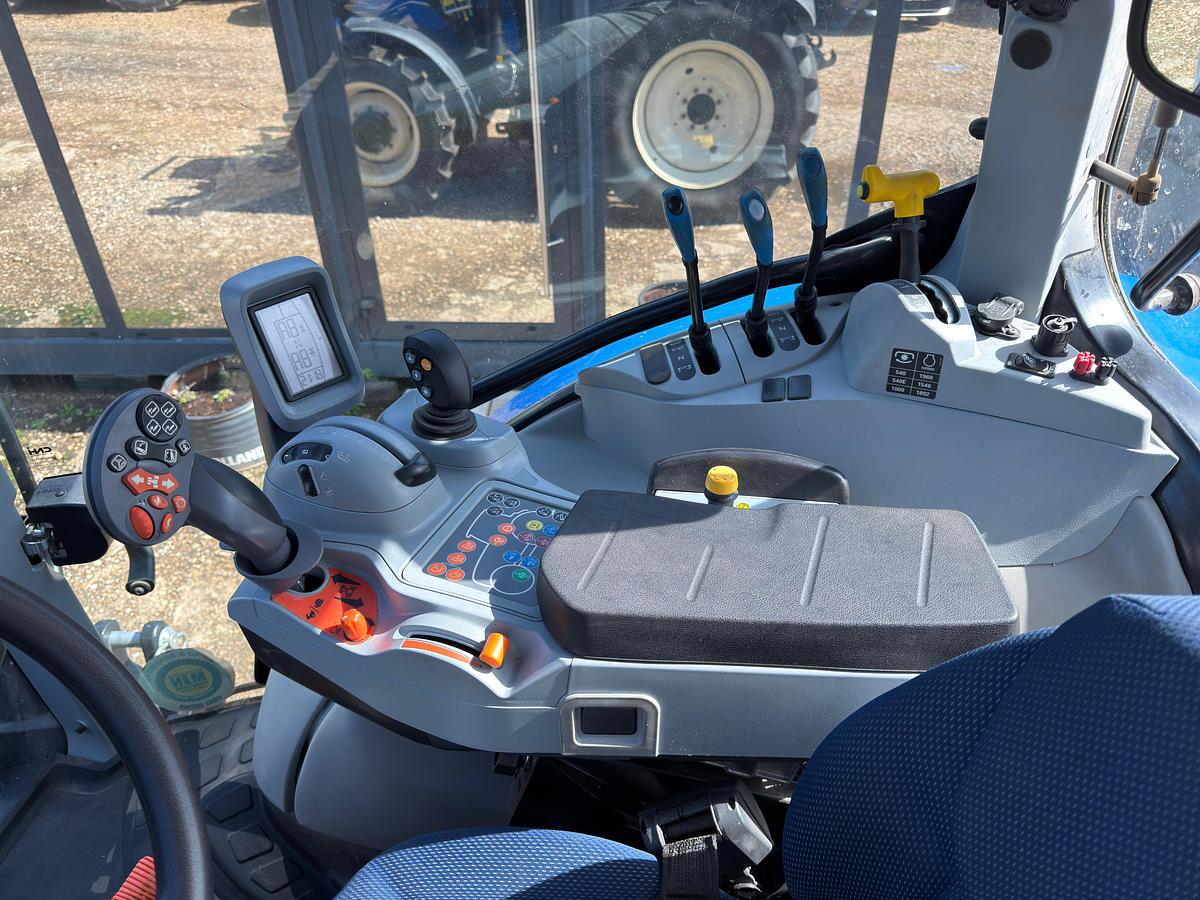 Used 2025 NEW HOLLAND T5.140