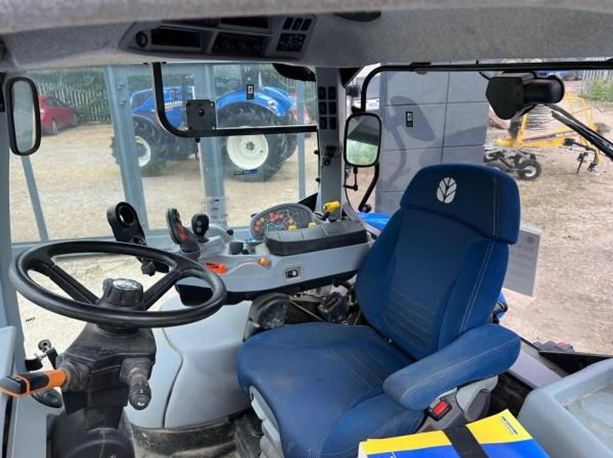 Used NEW HOLLAND T7.225