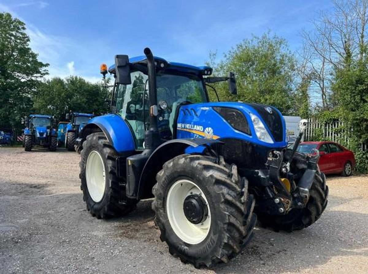 Used NEW HOLLAND T7.225