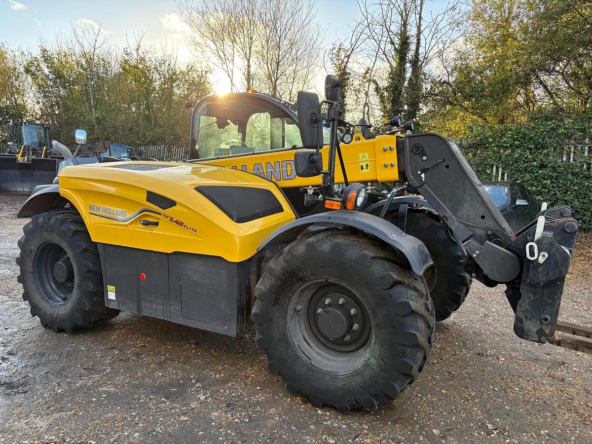 Used 2024 NEW HOLLAND TH7.42 Elite